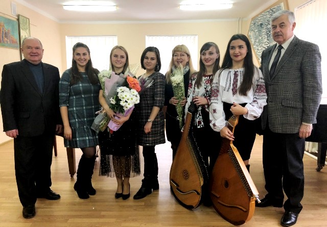 Учасники разом із деканом факультету мистецтв Стельмащуком З.М., завідувачем  кафедри музикознавства та методики музичного мистецтва, Заслужений діяч мистецтв України Водяним.Б.О. та канд.пед.наук,доцент Палій.Н.В.